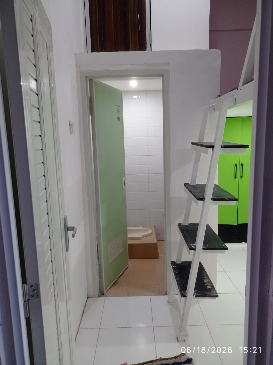 Foto Kamar F1 (Deluxe Room)  Kost Surabaya